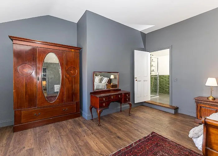 Ulster Apartment, 7 Henrietta Street, Centre